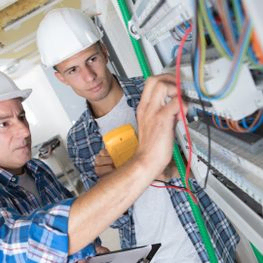 electricistas trabajando